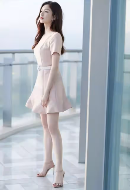 真正時髦的人都在穿粉色,尤其是穿上花瓣裙的譚松韻,美成仙女了!