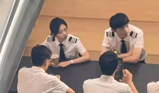 譚松韻《向風而行》制服路透曝光!職場麗人氣場全開,令人心動!