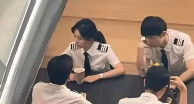 譚松韻《向風而行》制服路透曝光!職場麗人氣場全開,令人心動!