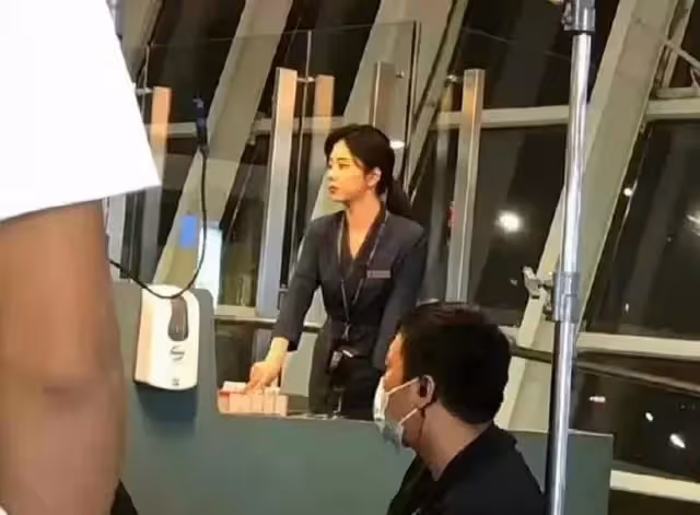 譚松韻《向風而行》制服路透曝光!職場麗人氣場全開,令人心動!