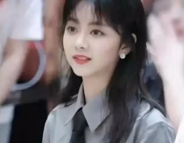 譚松韻《向風而行》制服路透曝光!職場麗人氣場全開,令人心動!