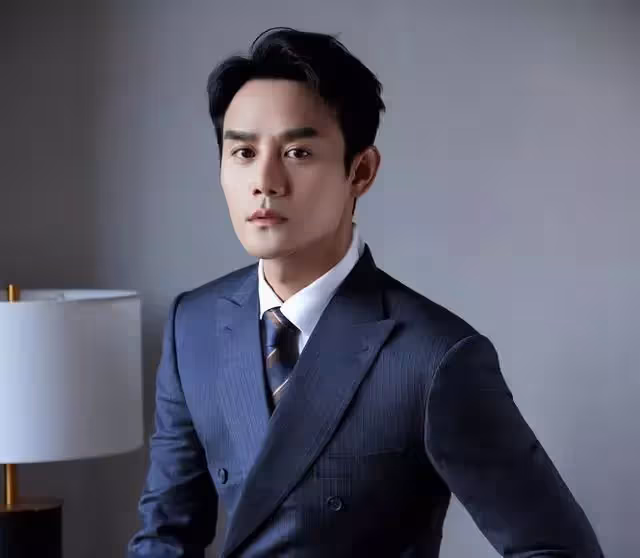譚松韻《向風而行》制服路透曝光！職場麗人氣場全開，令人心動！