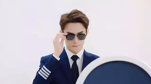 譚松韻《向風而行》制服路透曝光！職場麗人氣場全開，令人心動！