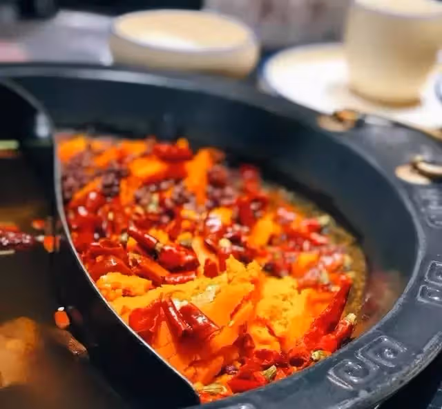 鄧倫的火鍋店，號稱「跨越1900公里的重慶味道」果然名不虛傳！