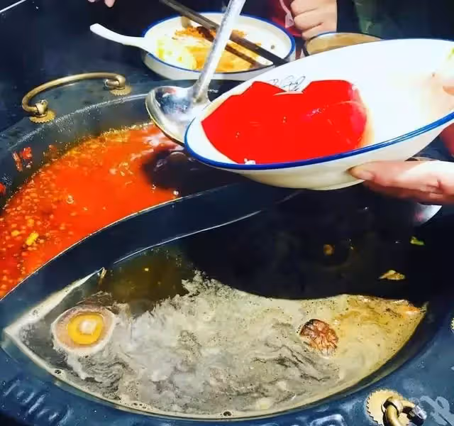 鄧倫的火鍋店,號稱「跨越1900公里的重慶味道」果然名不虛傳!