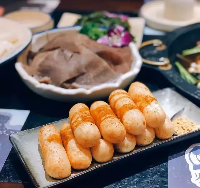 鄧倫的火鍋店,號稱「跨越1900公里的重慶味道」果然名不虛傳!