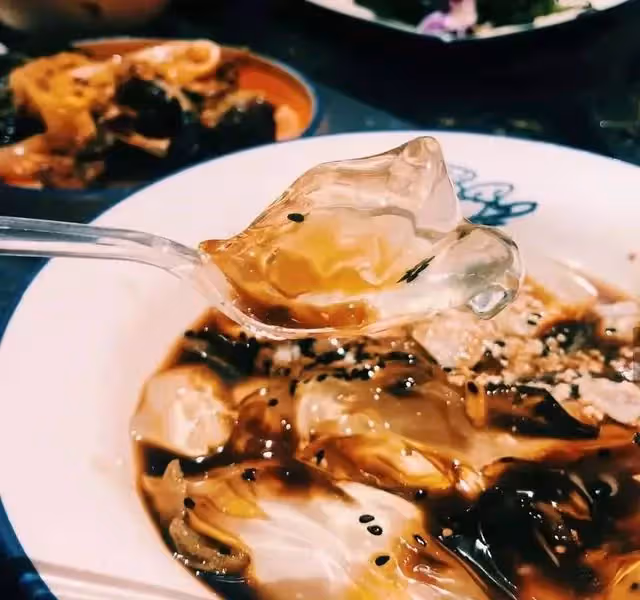 鄧倫的火鍋店,號稱「跨越1900公里的重慶味道」果然名不虛傳!