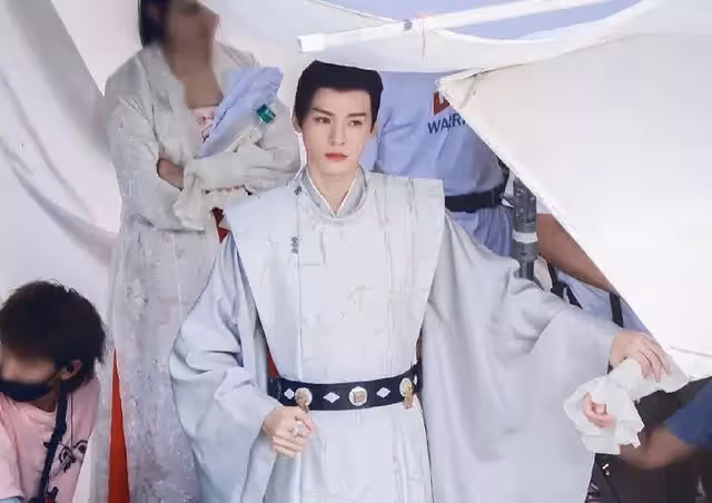 迪麗熱巴紅衣路透好養眼,搭檔還是新晉男神的他,網友:熱搜預定