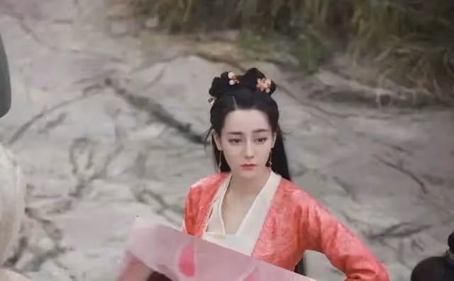 迪麗熱巴紅衣路透好養眼,搭檔還是新晉男神的他,網友:熱搜預定