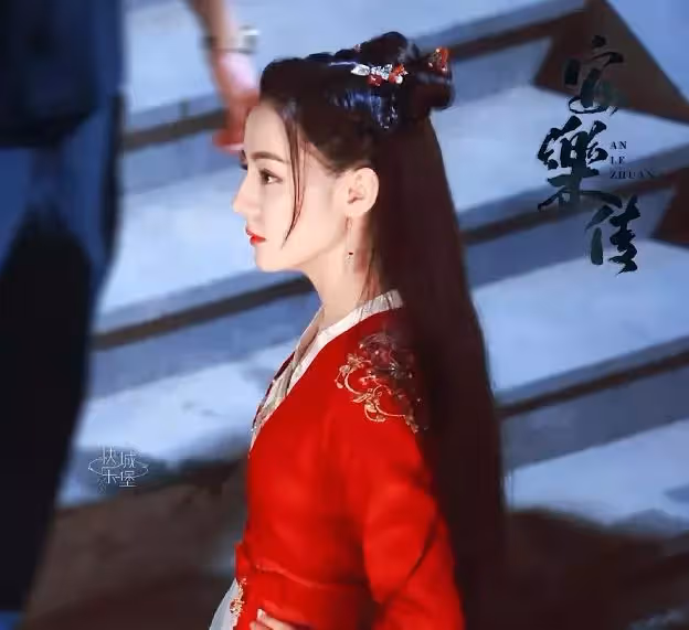 迪麗熱巴紅衣路透好養眼,搭檔還是新晉男神的他,網友:熱搜預定