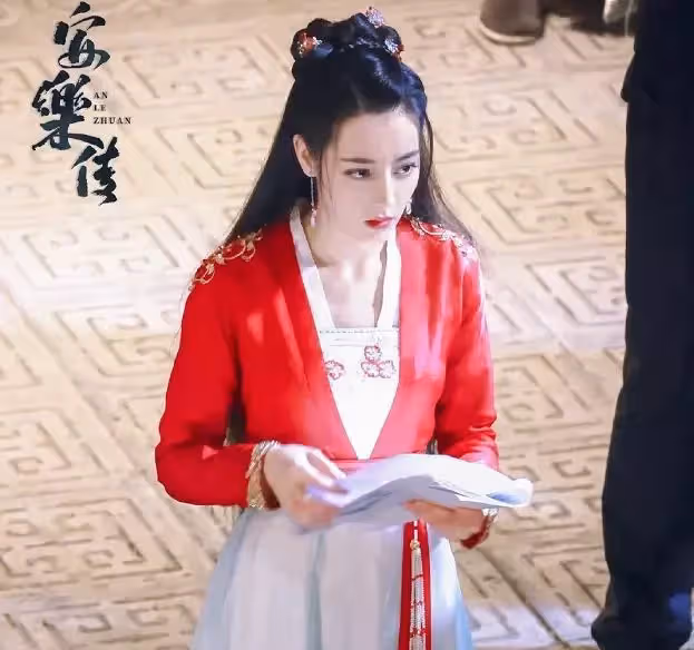 迪麗熱巴紅衣路透好養眼,搭檔還是新晉男神的他,網友:熱搜預定