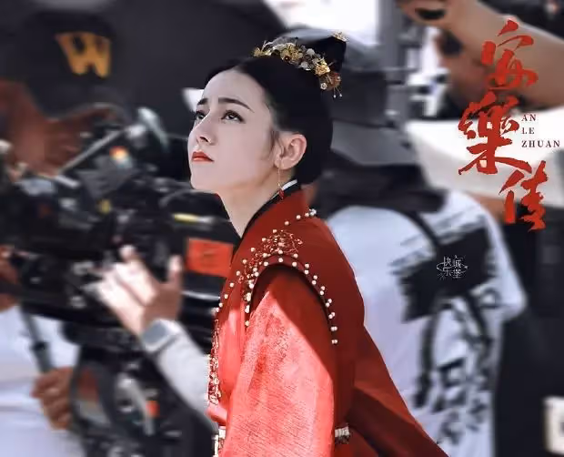 迪麗熱巴紅衣路透好養眼,搭檔還是新晉男神的他,網友:熱搜預定