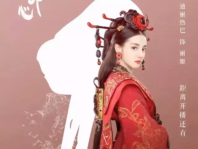 迪麗熱巴紅衣路透好養眼,搭檔還是新晉男神的他,網友:熱搜預定