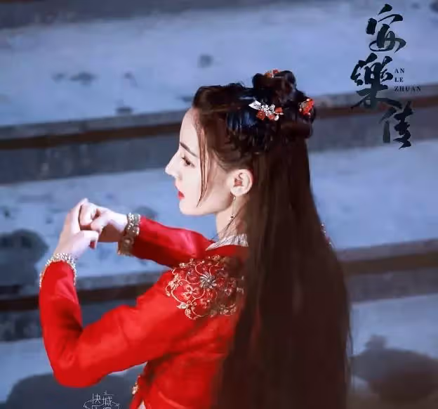 迪麗熱巴紅衣路透好養眼,搭檔還是新晉男神的他,網友:熱搜預定