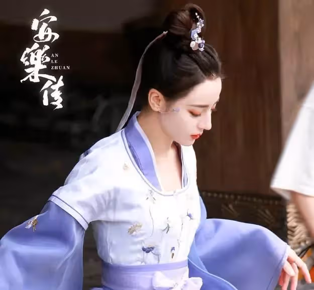 迪麗熱巴紅衣路透好養眼,搭檔還是新晉男神的他,網友:熱搜預定