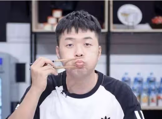本以為杜海濤和媽媽最像,看到鄧倫和媽媽,才知道啥叫複製粘貼!