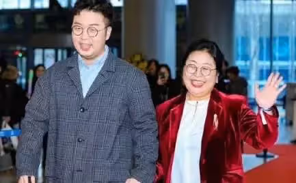 本以為杜海濤和媽媽最像,看到鄧倫和媽媽,才知道啥叫複製粘貼!