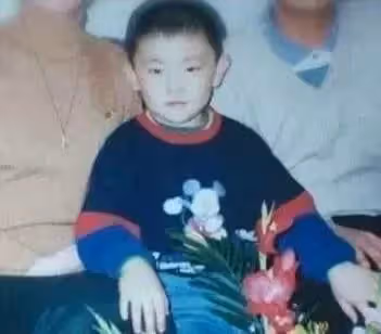 本以為杜海濤和媽媽最像,看到鄧倫和媽媽,才知道啥叫複製粘貼!