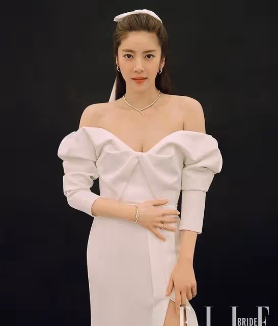 金三順最美女二鄭麗媛，曾因劈腿受爭議，如今40歲活成了女王