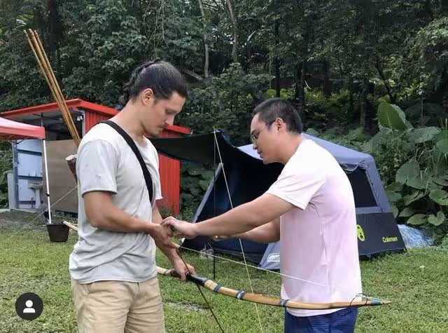 周華健混血兒子曬近況,外出紮營裸上身似野人,鬍子拉碴比爸還老