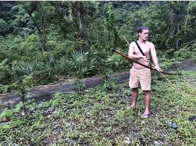 周華健混血兒子曬近況,外出紮營裸上身似野人,鬍子拉碴比爸還老
