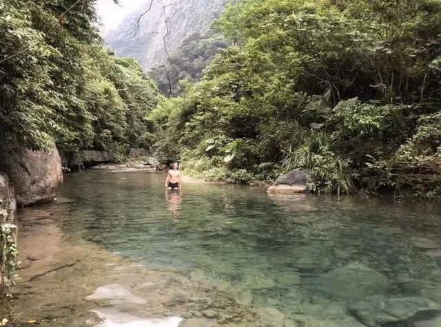 周華健混血兒子曬近況,外出紮營裸上身似野人,鬍子拉碴比爸還老