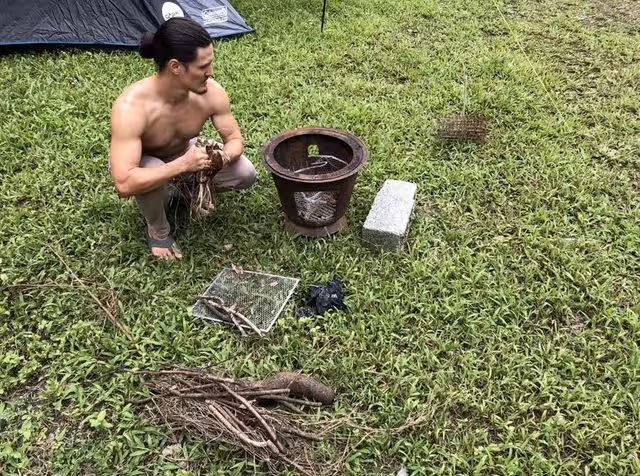 周華健混血兒子曬近況,外出紮營裸上身似野人,鬍子拉碴比爸還老