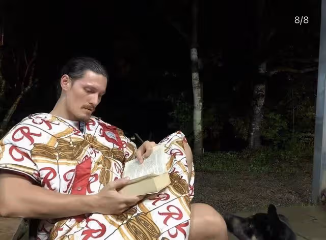 周華健混血兒子曬近況,外出紮營裸上身似野人,鬍子拉碴比爸還老