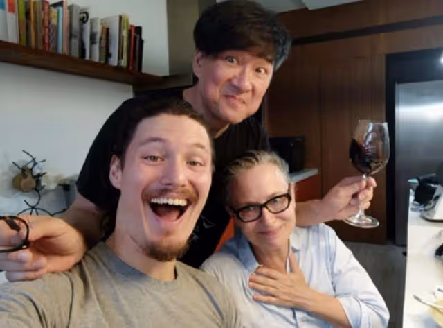 周華健混血兒子曬近況,外出紮營裸上身似野人,鬍子拉碴比爸還老