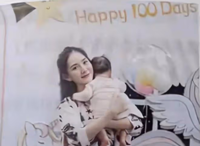 謝娜小女兒罕曝光,渾身肉乎被媽抱懷裡太乖巧,身後豪宅內景吸睛