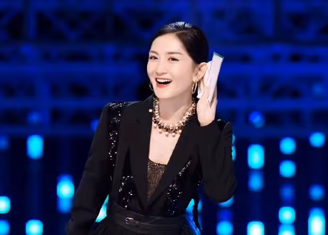謝娜小女兒罕曝光,渾身肉乎被媽抱懷裡太乖巧,身後豪宅內景吸睛