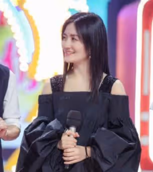 謝娜小女兒罕曝光,渾身肉乎被媽抱懷裡太乖巧,身後豪宅內景吸睛