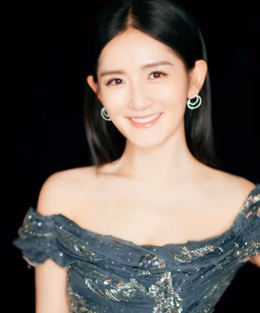 謝娜小女兒罕曝光,渾身肉乎被媽抱懷裡太乖巧,身後豪宅內景吸睛
