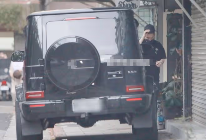 39歲房祖名罕露面,開200萬豪車違規亂停,坐路邊抽雪茄表情享受