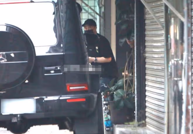 39歲房祖名罕露面,開200萬豪車違規亂停,坐路邊抽雪茄表情享受