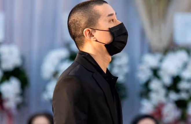 39歲房祖名罕露面,開200萬豪車違規亂停,坐路邊抽雪茄表情享受