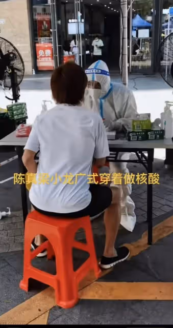 71歲港星梁小龍定居內地,穿布鞋做核酸太接地氣,低調現身無人識