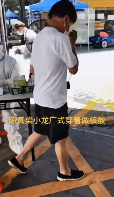 71歲港星梁小龍定居內地,穿布鞋做核酸太接地氣,低調現身無人識