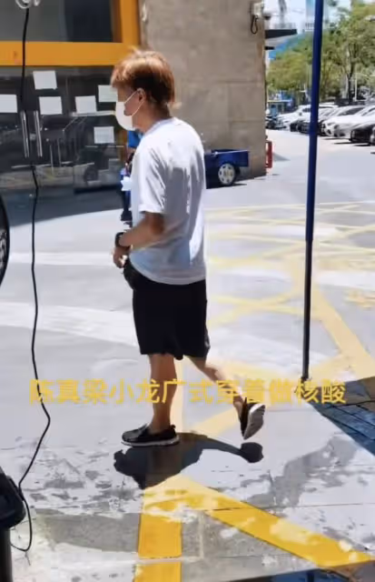 71歲港星梁小龍定居內地,穿布鞋做核酸太接地氣,低調現身無人識