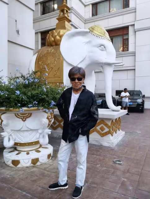 71歲港星梁小龍定居內地,穿布鞋做核酸太接地氣,低調現身無人識
