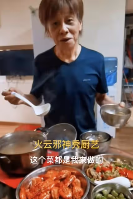 71歲港星梁小龍定居內地,穿布鞋做核酸太接地氣,低調現身無人識