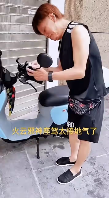 71歲港星梁小龍定居內地,穿布鞋做核酸太接地氣,低調現身無人識