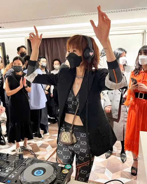 57歲張曼玉罕見現身!在香港商場打碟遭圍觀,背兩萬元包露螞蟻腰