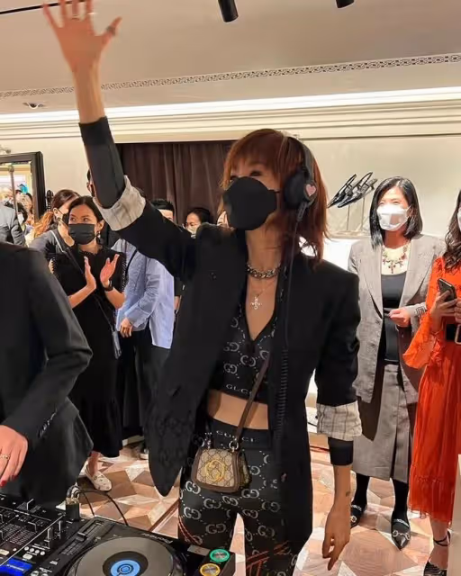 57歲張曼玉罕見現身!在香港商場打碟遭圍觀,背兩萬元包露螞蟻腰