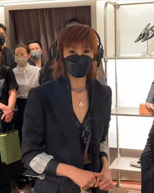 57歲張曼玉罕見現身!在香港商場打碟遭圍觀,背兩萬元包露螞蟻腰