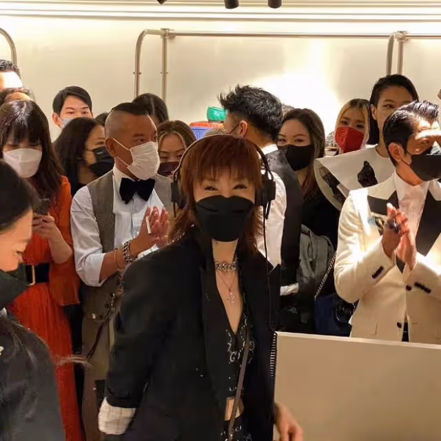 57歲張曼玉罕見現身!在香港商場打碟遭圍觀,背兩萬元包露螞蟻腰
