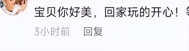 50歲寧靜回貴州老家,蹲街邊逗貓太接地氣,人比花嬌凍齡似少女