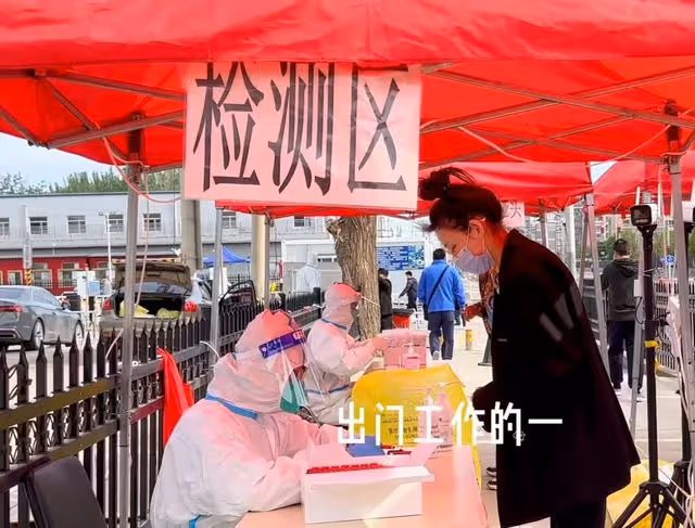 央視馬凡舒曬後台照,大口吃盒飯不顧形象,桌上堆滿雜物太真實