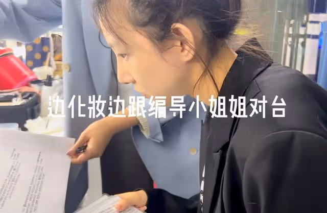央視馬凡舒曬後台照,大口吃盒飯不顧形象,桌上堆滿雜物太真實