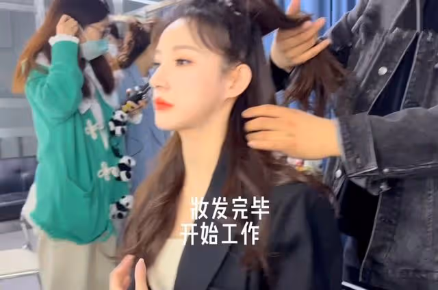央視馬凡舒曬後台照,大口吃盒飯不顧形象,桌上堆滿雜物太真實